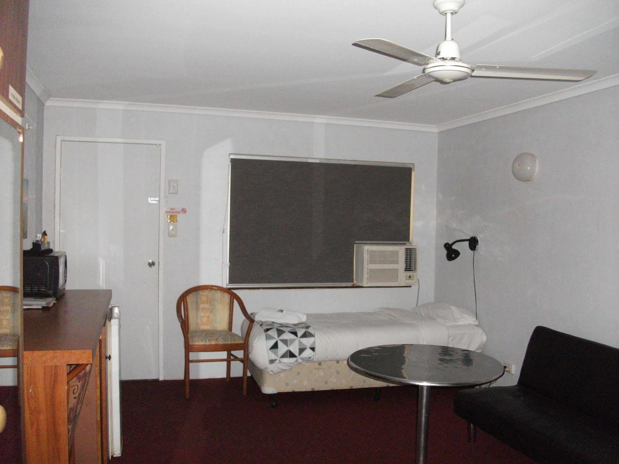 Beerwah Glasshouse Motel Exterior foto