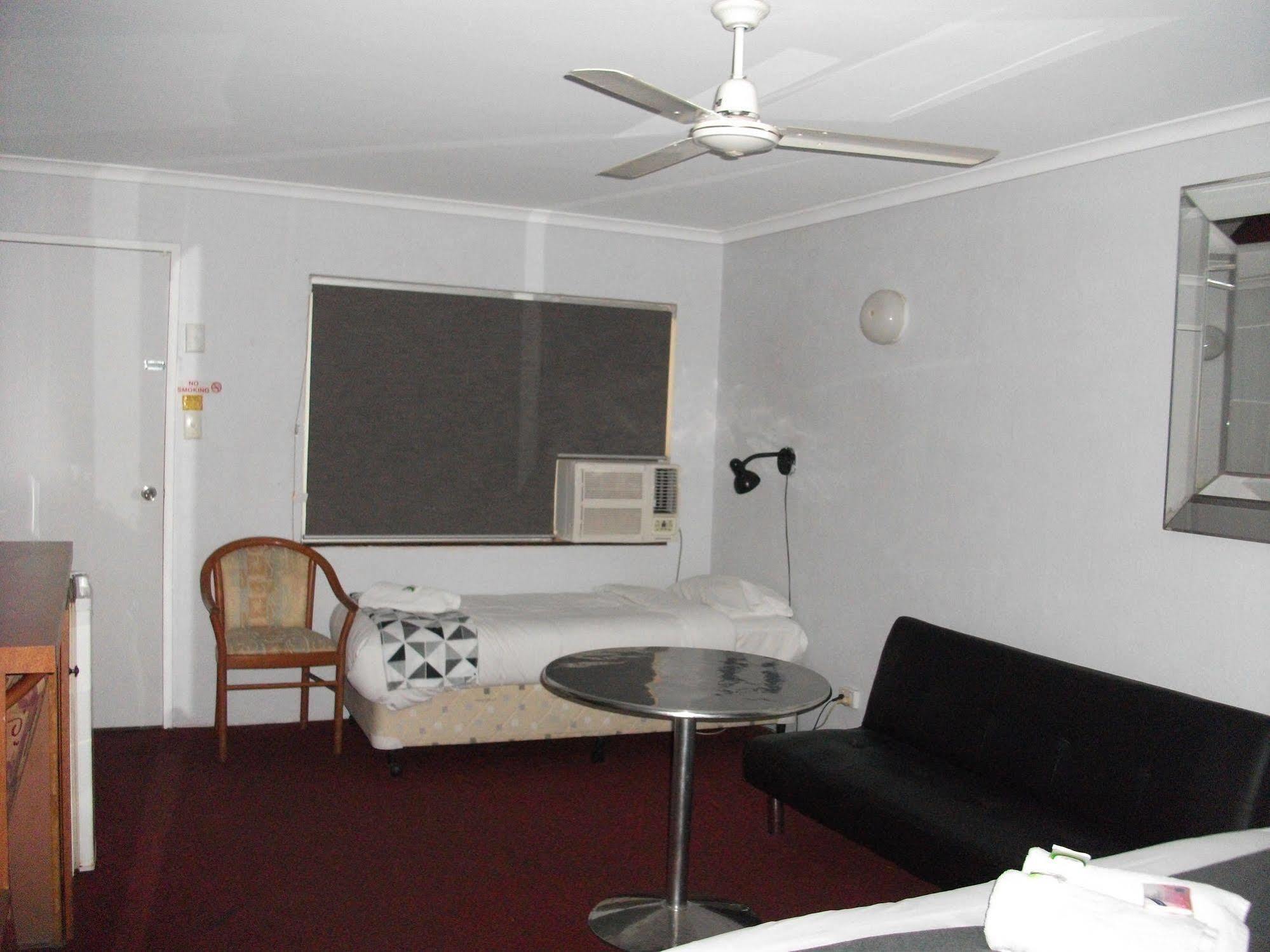 Beerwah Glasshouse Motel Exterior foto